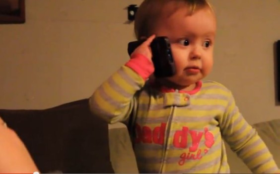 Cea mai AMUZANTA conversatie la telefon dintre o fetita si tatal ei. VIDEO