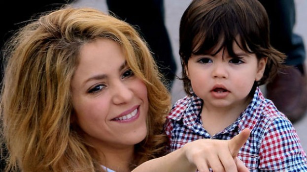 Shakira isi invata baietelul sa citeasca VIDEO