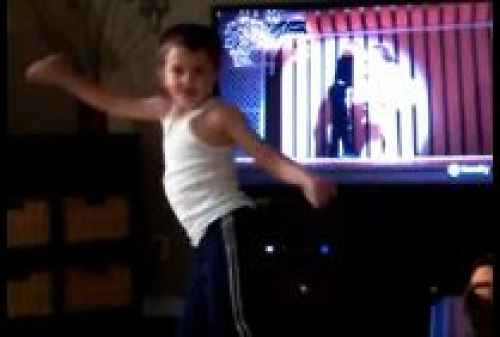  Un pusti de 8 ani il imita perfect pe Patrick Swayze VIDEO