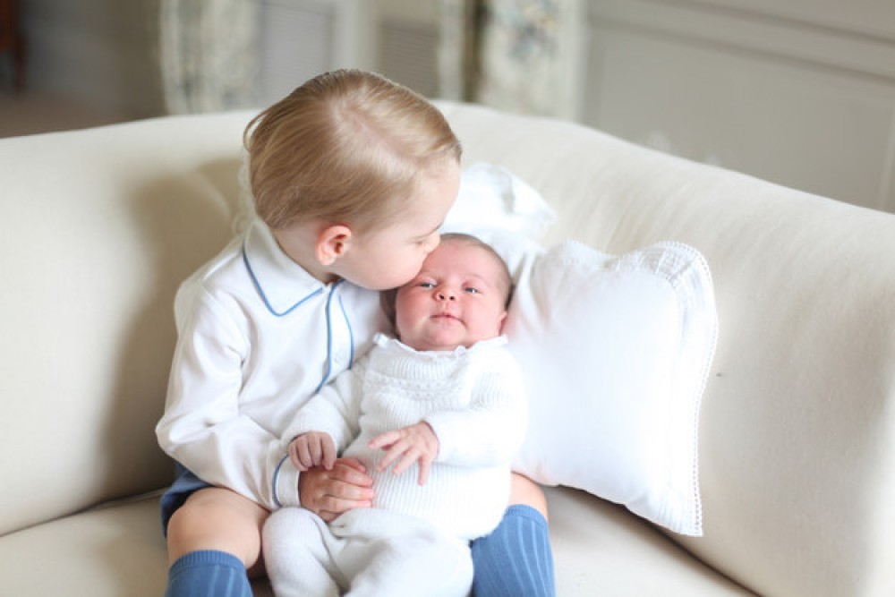 Au aparut primele imagini cu Printul George si Printesa Charlotte