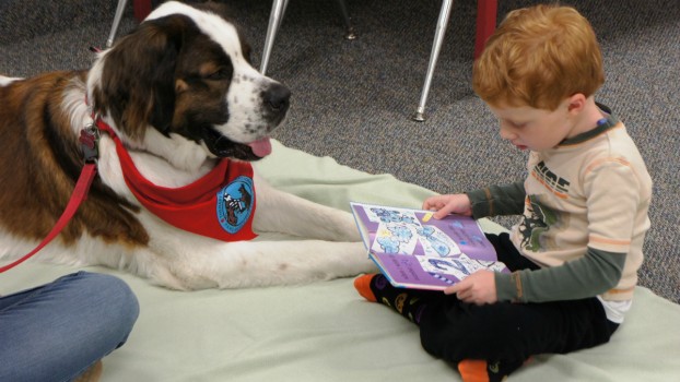 Copiii pot învăţa să citească mai uşor lângă un câine