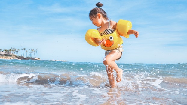 Transformă nisipul în distracție! Jocuri pe plajă pentru copii și părinți