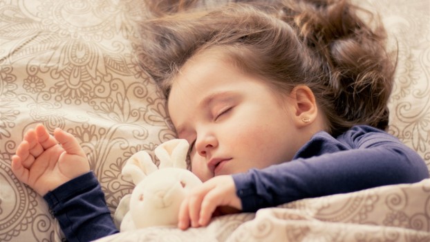 Ce beneficii aduce somnul de după-amiază în dezvoltarea copiilor