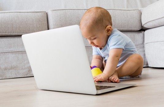 Când copilul strică laptopul: 3 măsuri pe care le poți aplica de urgență