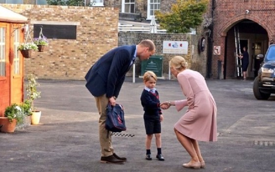 Prima zi de școală a Prințului George. Moștenitorul Marii Britanii a fost însoțit de tatăl său VIDEO