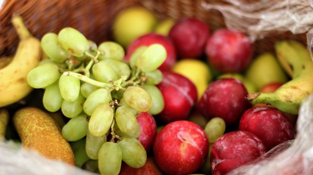Cum poți scăpa de pesticidele de pe fructe și legume? 