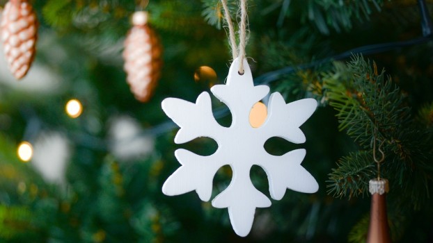 Ornamente de Crăciun: Cum să faci fulgi de zăpadă din hârtie și carton