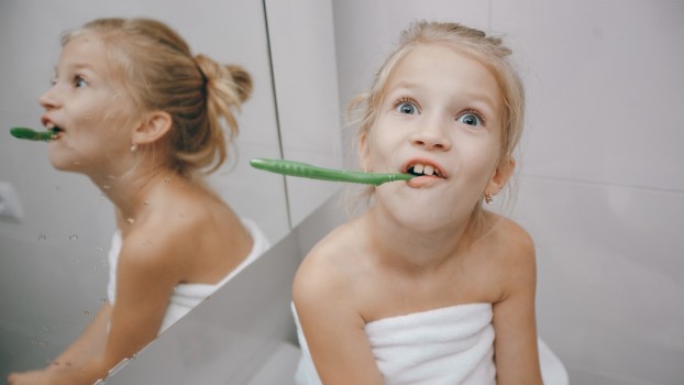 5 obiceiuri care pot fi periculoase pentru dinții copiilor