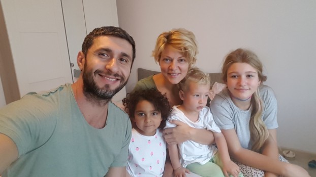 Dana Nălbaru și Dragoș Bucur s-au mutat la Amsterdam împreună cu cei 3 copii