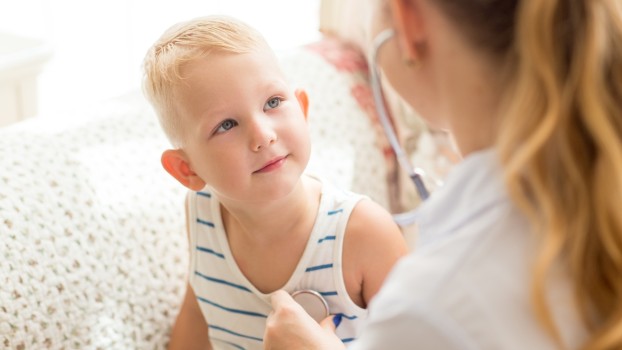 Avertismentul pediatrului: Un copil nu răceşte pentru că s-a jucat afară!