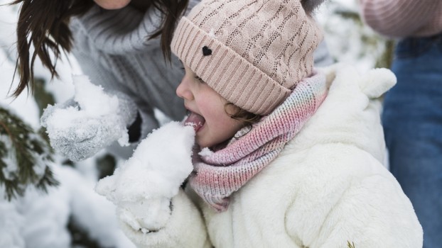 În ce condiții pot copiii să mănânce zăpadă? Rezultatele unui studiu realizat de cercetătorii români