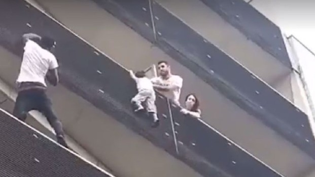 Un băiețel atârnat de un balcon în Paris a fost salvat de un imigrant. Eroul a primit cetățenia franceză