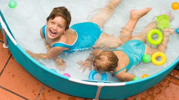 5 jocuri distractive pentru copii de încercat la piscină