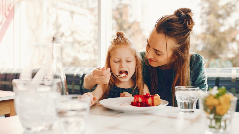 Cum îi distrezi pe copii când mergeți la un restaurant fără loc de joacă