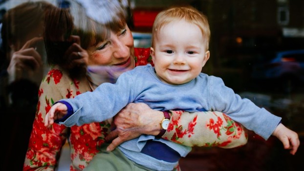 Indemnizație pentru bunicii care au grijă de nepoți. Proiectul a fost adoptat tacit de Senat