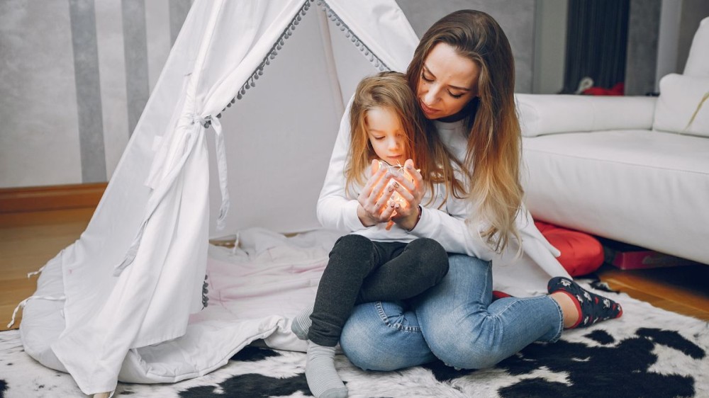 Cu copiii, la cort... în sufragerie!