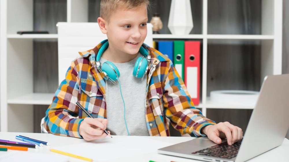 Școala online: Care este cea mai bună variantă de laptop pentru copilul tău?