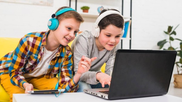 Care este comportamentul copiilor sub 18 ani în mediul digital din România?