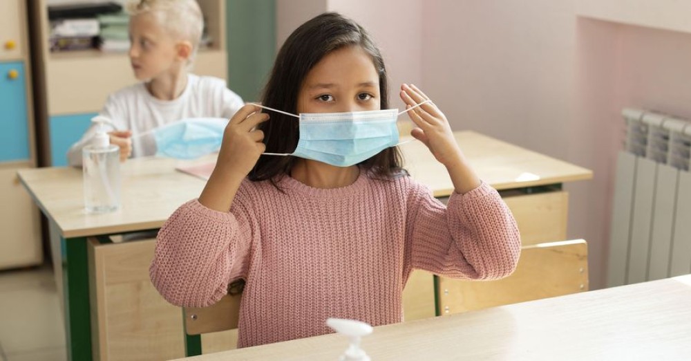 Elevii care nu poartă mască de protecţie ar putea avea nota scăzută la purtare