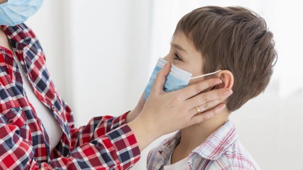 Trucuri pentru părinți: Cum îți convingi copilul să poarte mască