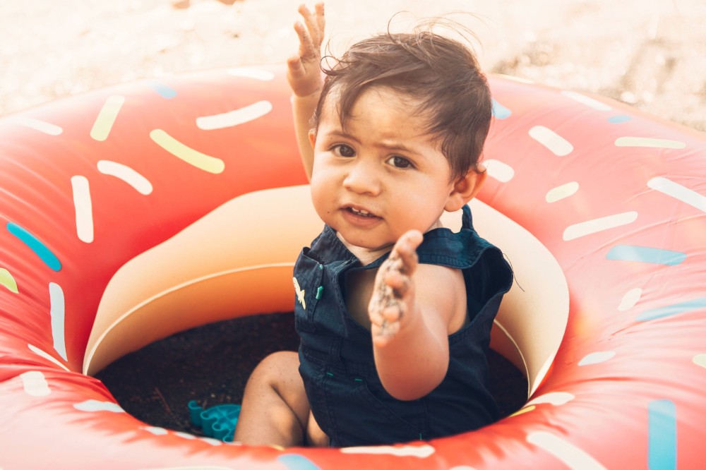 Cu bebe, la mare! Ce nu trebuie să-ți lipsească din geanta de plajă