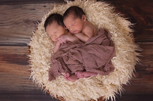 10 idei de cadouri practice pentru gemeni nou-născuți